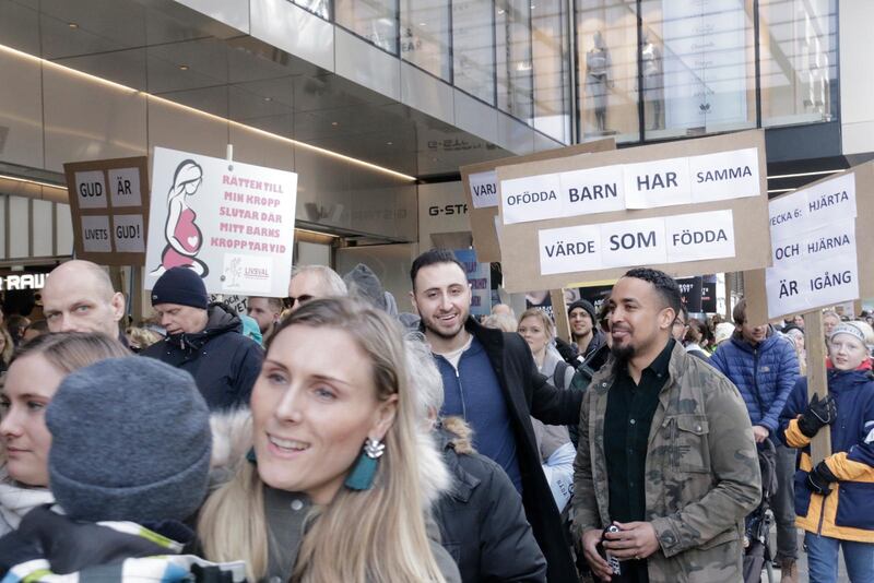 Omkring 300 personer gick med i marschen och skanderade "Ja till livet – nej till aborter".