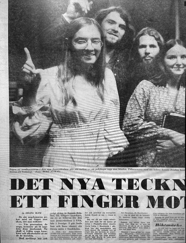 Kvällstidningen Expressen slog upp Jesusfolket och det amerikanska Jesusteamet i en stor artikel när Lonnie Frisbee sommaren 1971 kom till Sverige. Rubriken över helsidan talade om det nya tecknet: ”ett finger mot skyn”, och det publicerades bilder på ungdomarna som pekade uppåt – mot Jesus.