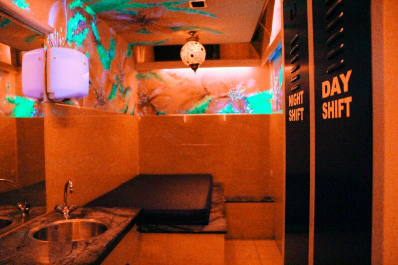 Red Light District är ett område i Amsterdam där prostitution är lagligt. Många tjejer blir där offer för trafficking och sexuellt våld.
