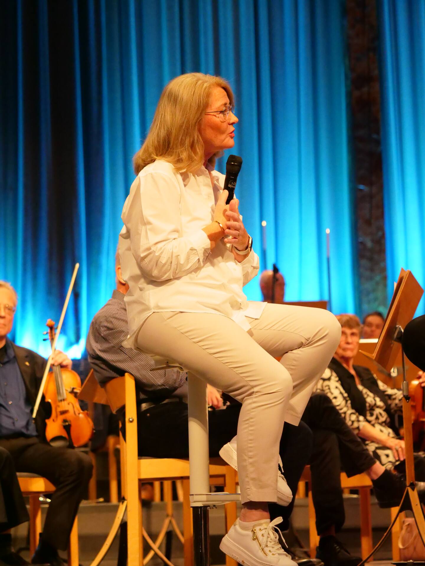 Marita Sandqvist samtalar med Stefan Claar under en samling i Pingstkyrkan i Jönköping med anledning av att det i helgen var 30 år sedan Estonia förliste.