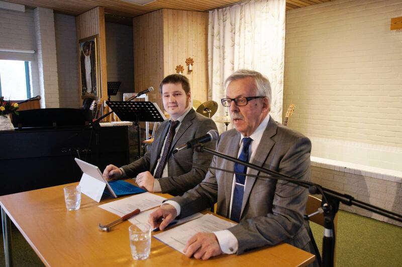 Mötets ordförande Stellan Wänstedt, med en ”klubba” lämplig för församlingsbygge, och sekreterare Kristoffer Wiklund, ledde förhandlingen.