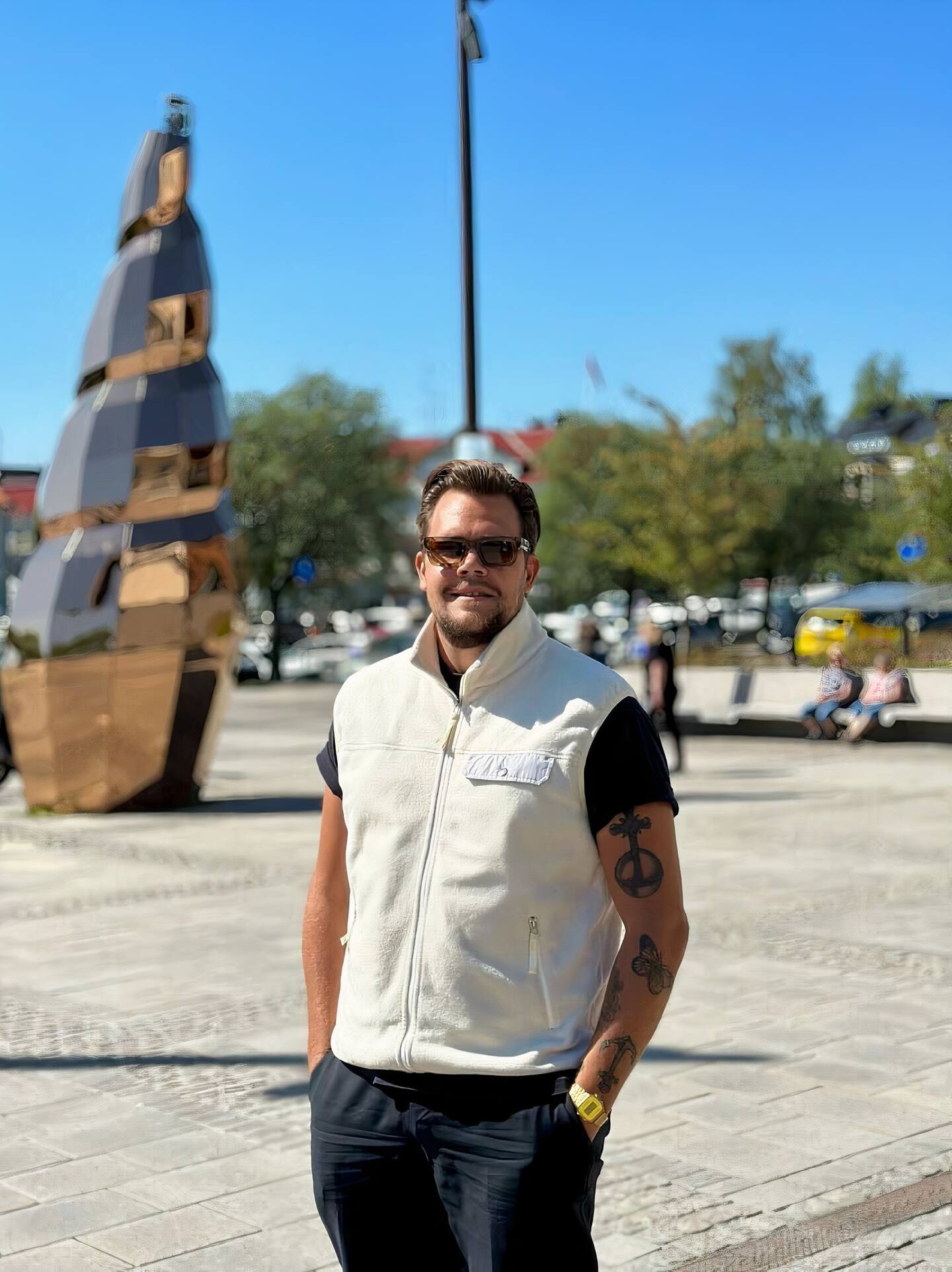 Humorpoddaren och pastorsonen Jonatan Johansson berättar för Dagen om sin tro och vad bönen betyder för honom.