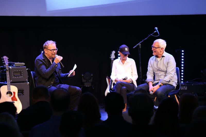Anders Olsson intervjuar Kärstin och Åke Carlson vid festgudstjänsten då medlemmar från Livets ords församling välkomnades in i Connect church. 