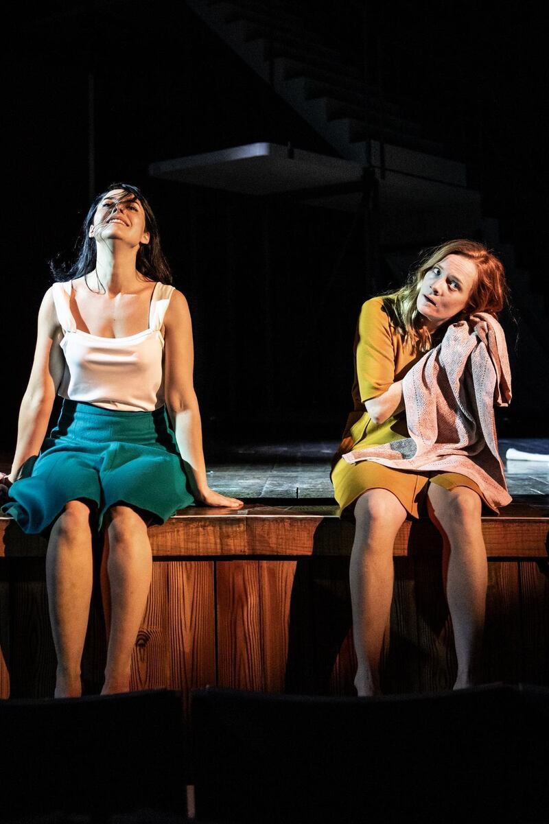 ”Min fantastiska väninna” känns som ett stort ”äntligen” i teaterutbudet. Allt klaffar – dramatiseringen, den konstnärliga visionen, regin och skådespeleriet”, skriver Dagens recensent.