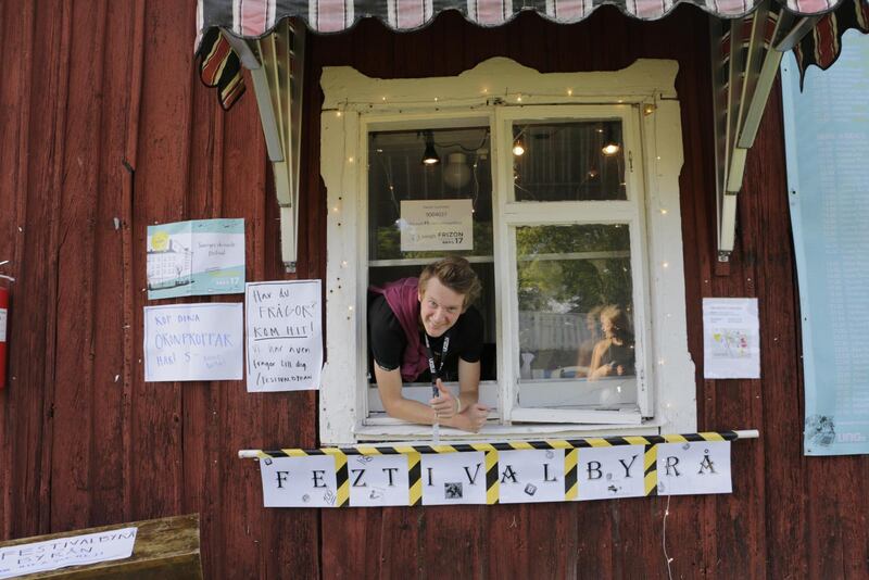 Hannes Wreeby håller ställningarna i mötesbyrån.