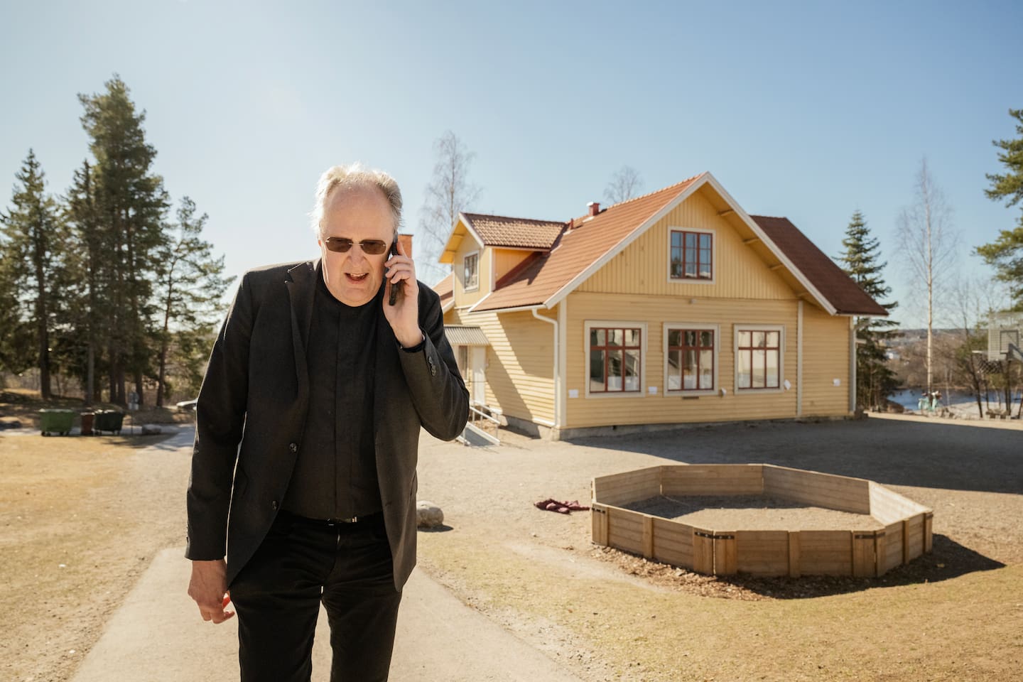 Svenska kyrkan har tagit över skola, vård och hotell i Fagersta vi träffar kyrkoherden Henrik Rydberg som är en drivande kraft.
