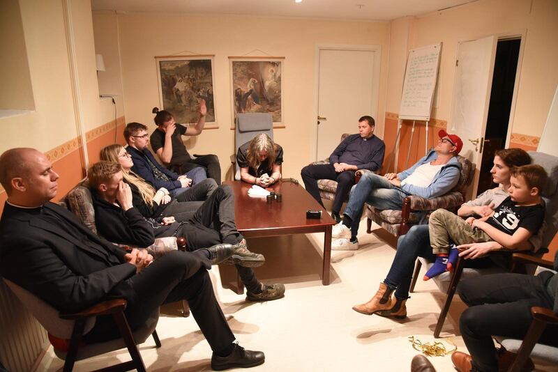 Samling efter konserten. Genomgång med vars och ens personliga reflektioner och så en bönestund där gänget överlämnar det budskap som gått ut i Guds händer.