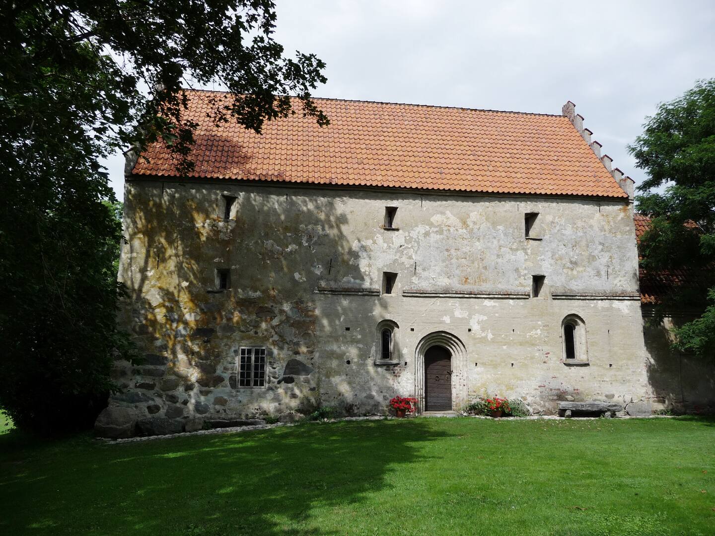 Araslövs kyrka utanför Kristianstad har fram till nu tillhört staten - men nu säljer de den till högstbjudande.