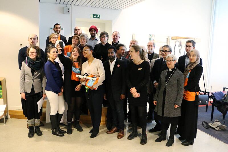 Alice Bah Kuhnke (MP) uppvaktas av Sveriges interreligiösa råd, i samband med kampanjen Vägra hata. Där framfördes även önskemål om statliga pengar till en tjänst som kunde samordna arbetet. 