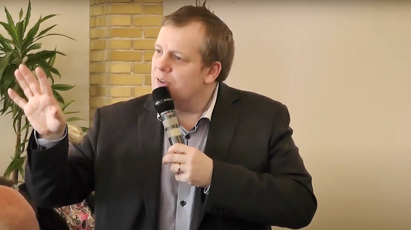 Mattias Lekardal predikar.