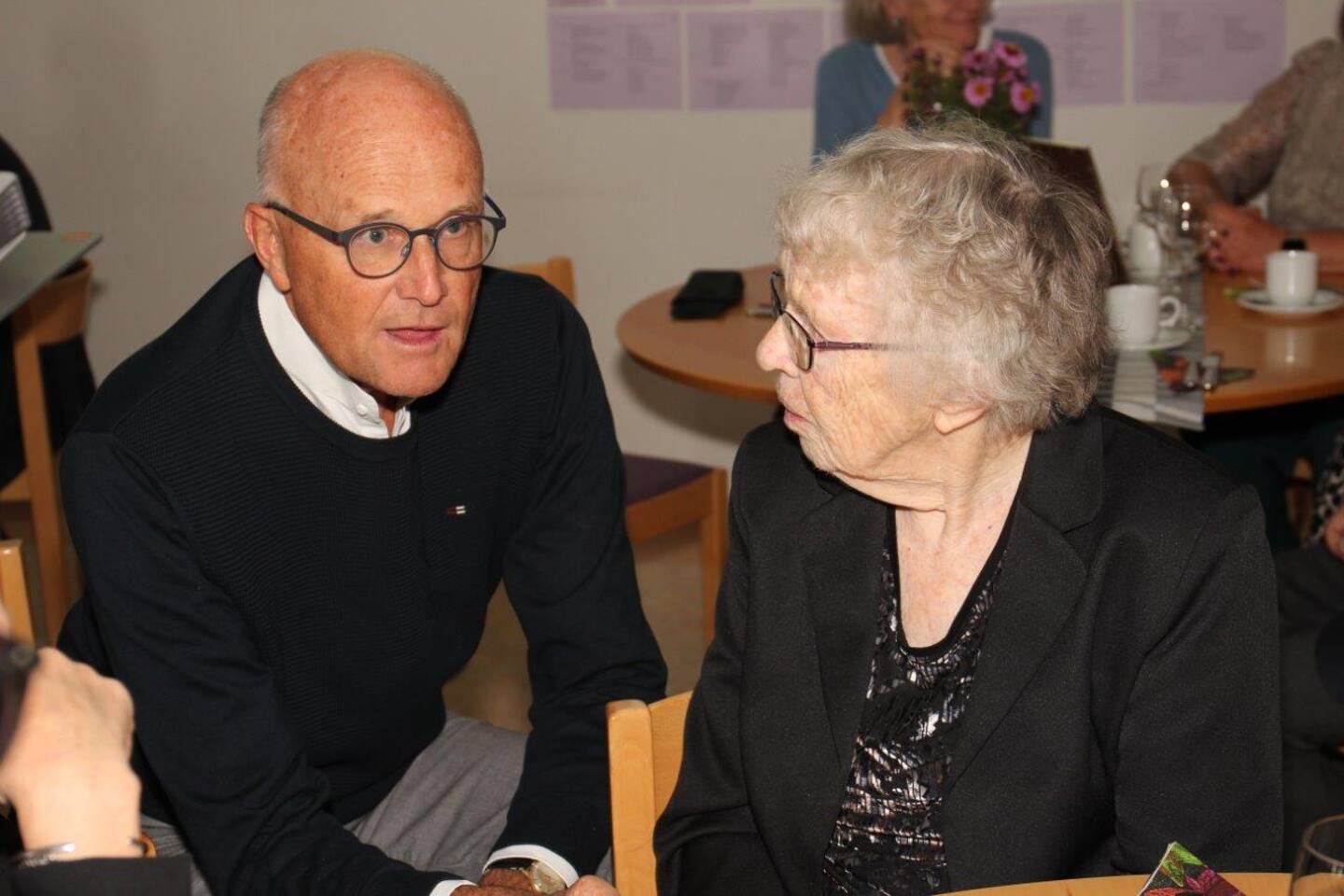 Bo Zandén från Falkenberg i samspråk med församlingens äldsta medlem Maj Lindgren 97 år.