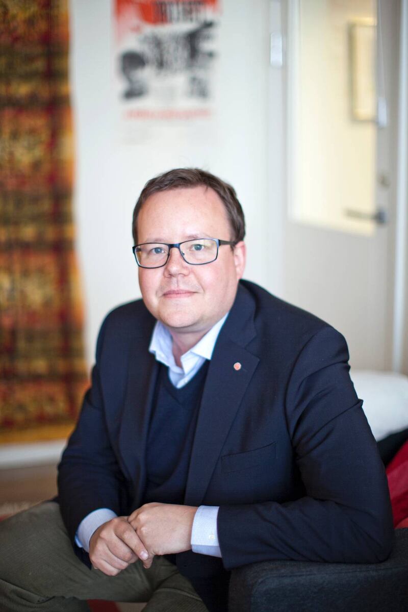 Olle Burell (S) menar att han ”verkligen är för ett religionsvänligt samhälle, ett sekulärt, men religionsvänligt”. Men varnar samtidigt för att barn som kommer från religiöst aktiva familjer i allt högre grad väljer konfessionella friskolor.