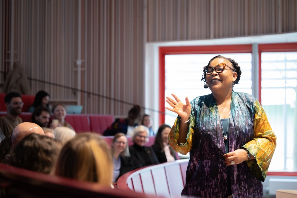 Nanaka Adachi Nobelpristagaren Leymah Gbowee på Stockholms universitet.