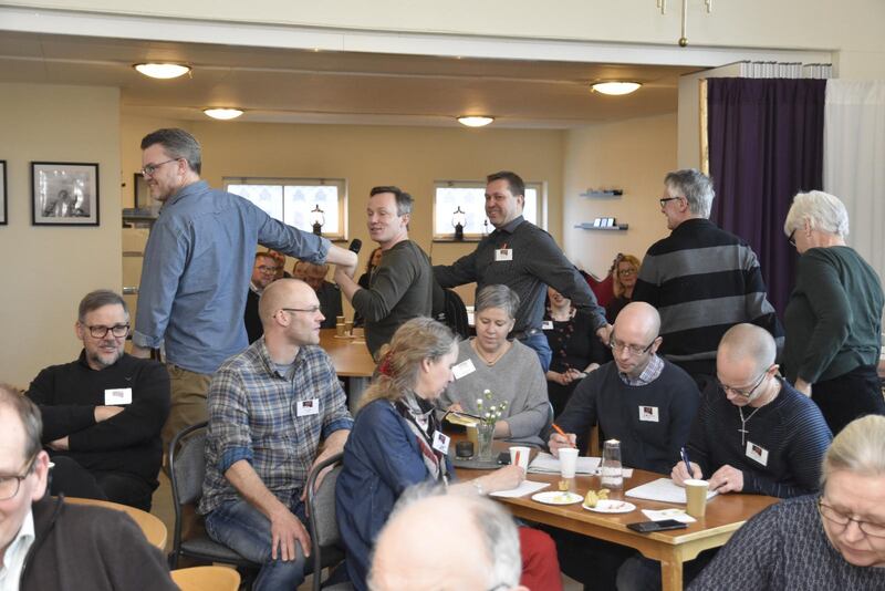Niklas Hallman (tvåa från vänster) illustrerar hur Guds ström av levande vatten drar fram genom en stad. Ju fler som bestämmer sig för att följa med strömmen, desto större och bredare blir floden.