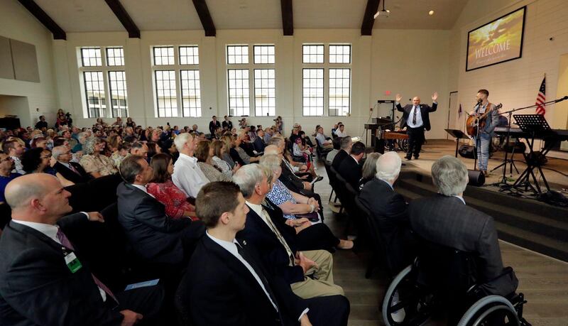 Ny kyrka på plats. Pastor Frank Pomeroy lyfter sina händer när han pratar under invigningsceremonin för den nya kyrkan i Sutherland Springs, Texas.