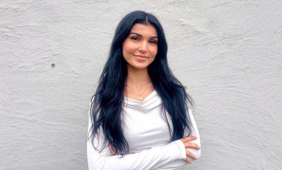 Ina Khodr, 27 år, vars riktiga namn är Valentina, bor i Helsingborg, Nils Dahlvig, 28, i Örkelljunga.
Driver Lilies smycken, som säljer kors och smycken med bibelord.