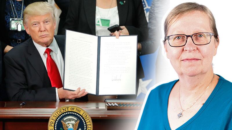 Donald Trump visar upp sitt dekret om byggandet av den utlovade muren mot Mexiko.