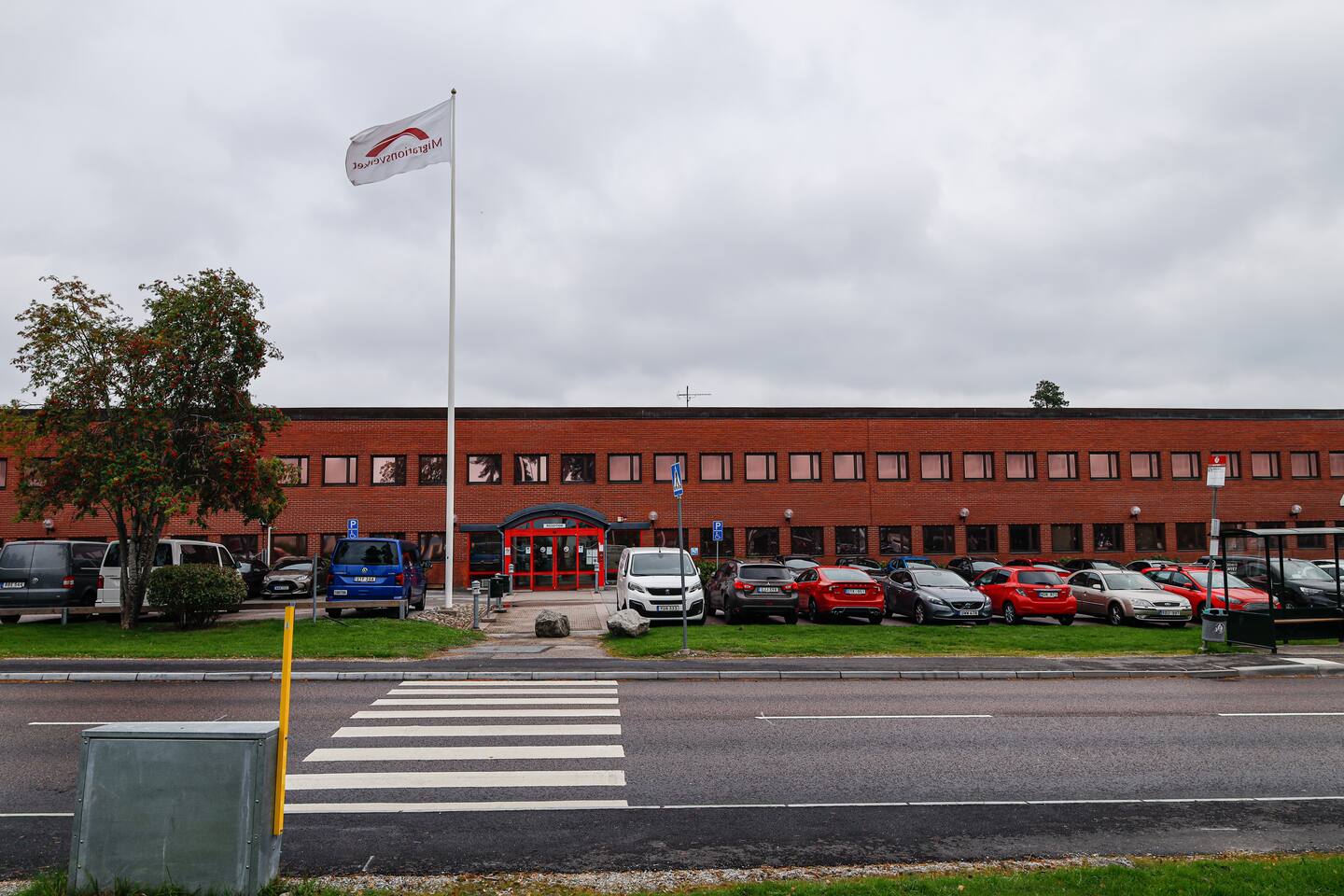 Irakisk kvinna som konverterat till kristen tro och nu ska utvisas vill inte visa sig på bild. Vi träffar henne på Migrationsverkets förvar i Märsta.