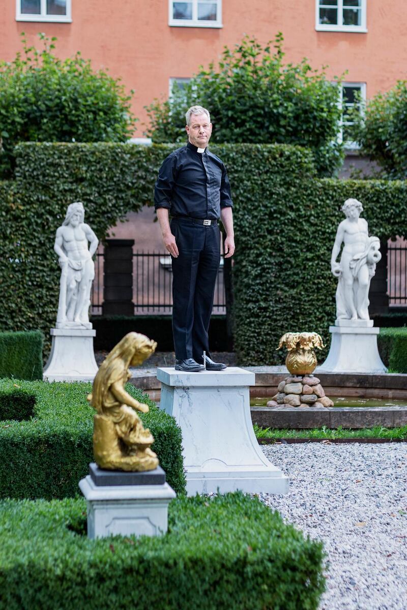svåra avvägningar. Fredrik Emanuelson erkänner att det är svårt att göra en avvägning om hur mycket tid jobbet får ta, kanske särskilt när man är präst och jobbet är "ett kall".