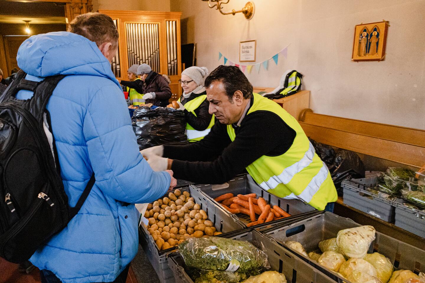 Volontärer delar ut mat i S:ta Clara varje förmiddag i veckan.