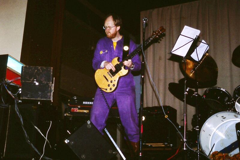 Tomas Ernvik fångad i ett gitarrsolo när han undervisar på universitetet i Bristol, England 1981.