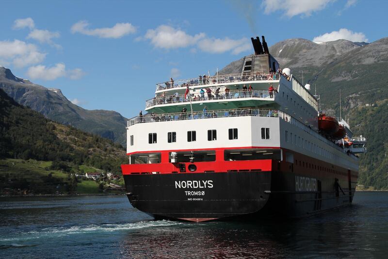 Hurtigrutens båt Nordlys i Geirangerfjorden.