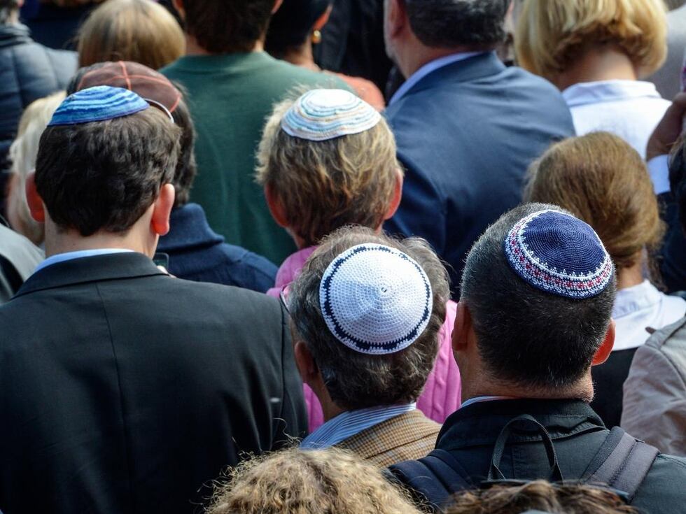 Många hade huvudbonaden kippa på huvudet vid en tidigare ”kippavandring” mot antisemitism i Stockholm vid Raoul Wallenbergs torg.