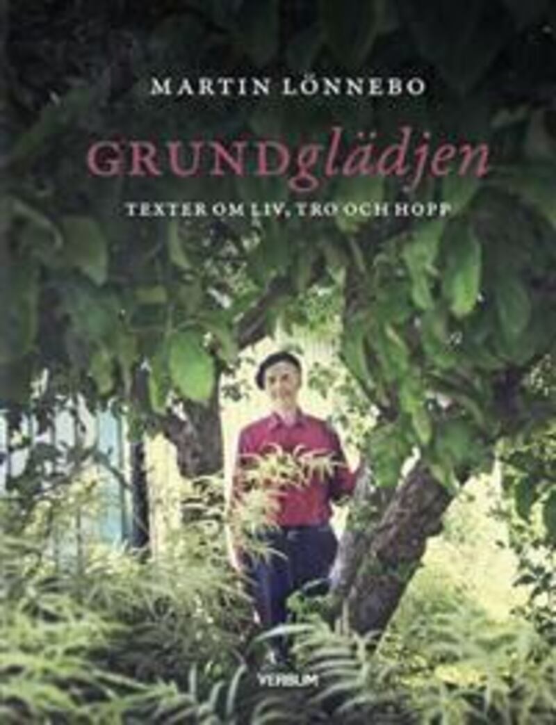 Boken ”Grundglädjen”. I ett 40-tal korta texter får vi ta del av Martin Lönnebos tro och livsfilosofi och samtidigt kliva in genom grinden till den fantasifulla och unika trädgård som han och hustrun skapat.
