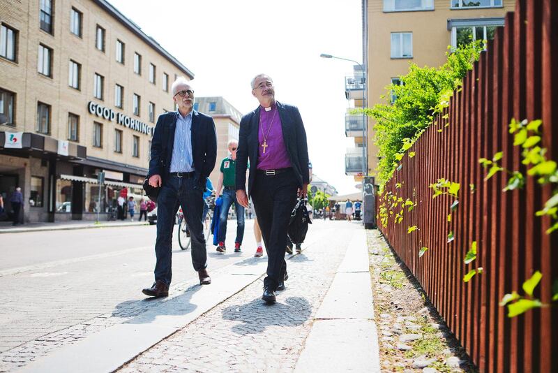 De gamla lumparkompisarna Hasse Boström och Esbjörn Hagberg promenarar till biskopsgården som ligger ett stenkast från Karlstad stifts lokaler.