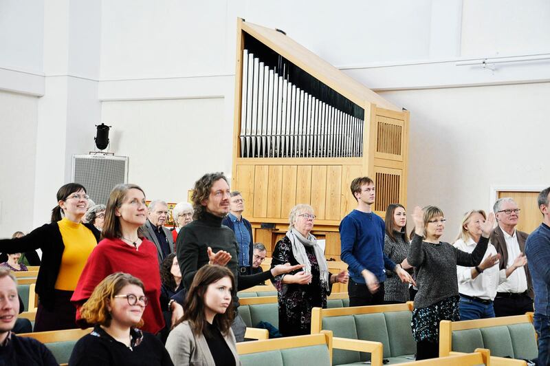 Lovsång för barn och vuxna. Deltagarna under måndagens Roseniussymposium fick prova på olika musikaliska uttrycksformer. Här får de testa ”Seeds of family worship” där barn och vuxna tillsammans kan lovsjunga med sång och rörelse utifrån olika bibelord. 