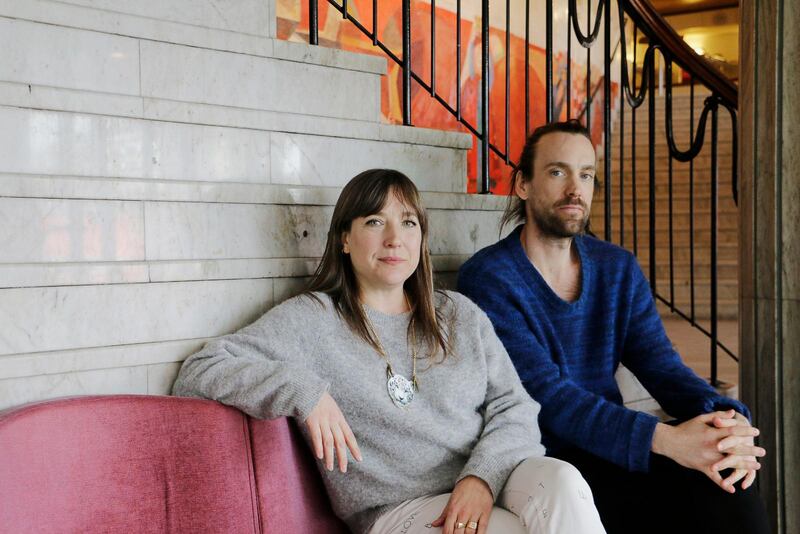 Regissör och författare. Sara Giese har gjort teater av Johan Heltnes bok ”Det finns ingenting att vara rädd för”. 