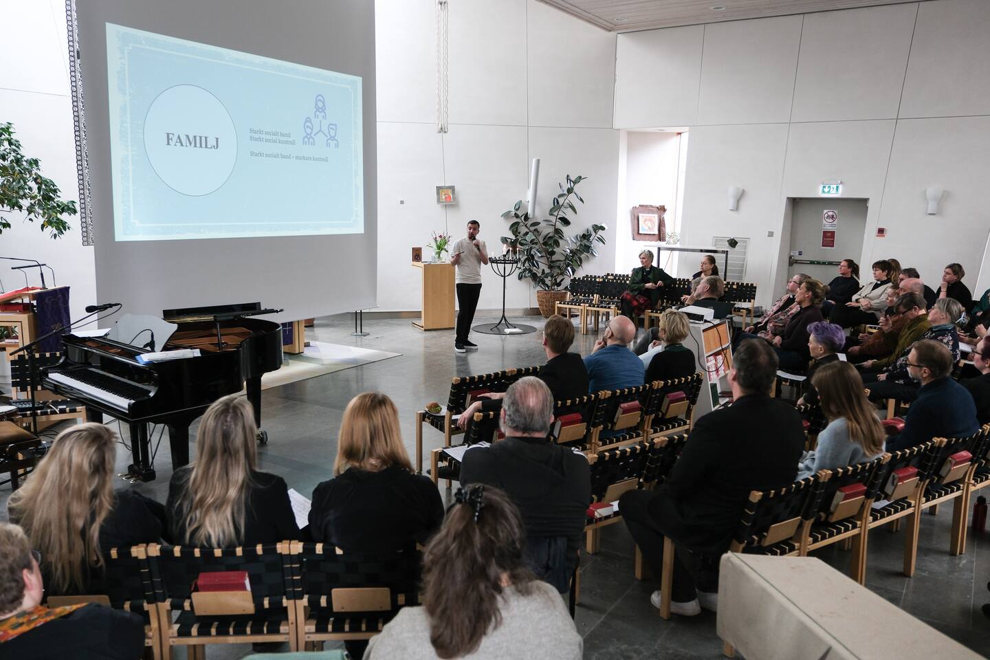 Julian Khalaf föreläser för medarbetare inom Svenska kyrkan i Huddinge och Botkyrka i Stockholm.