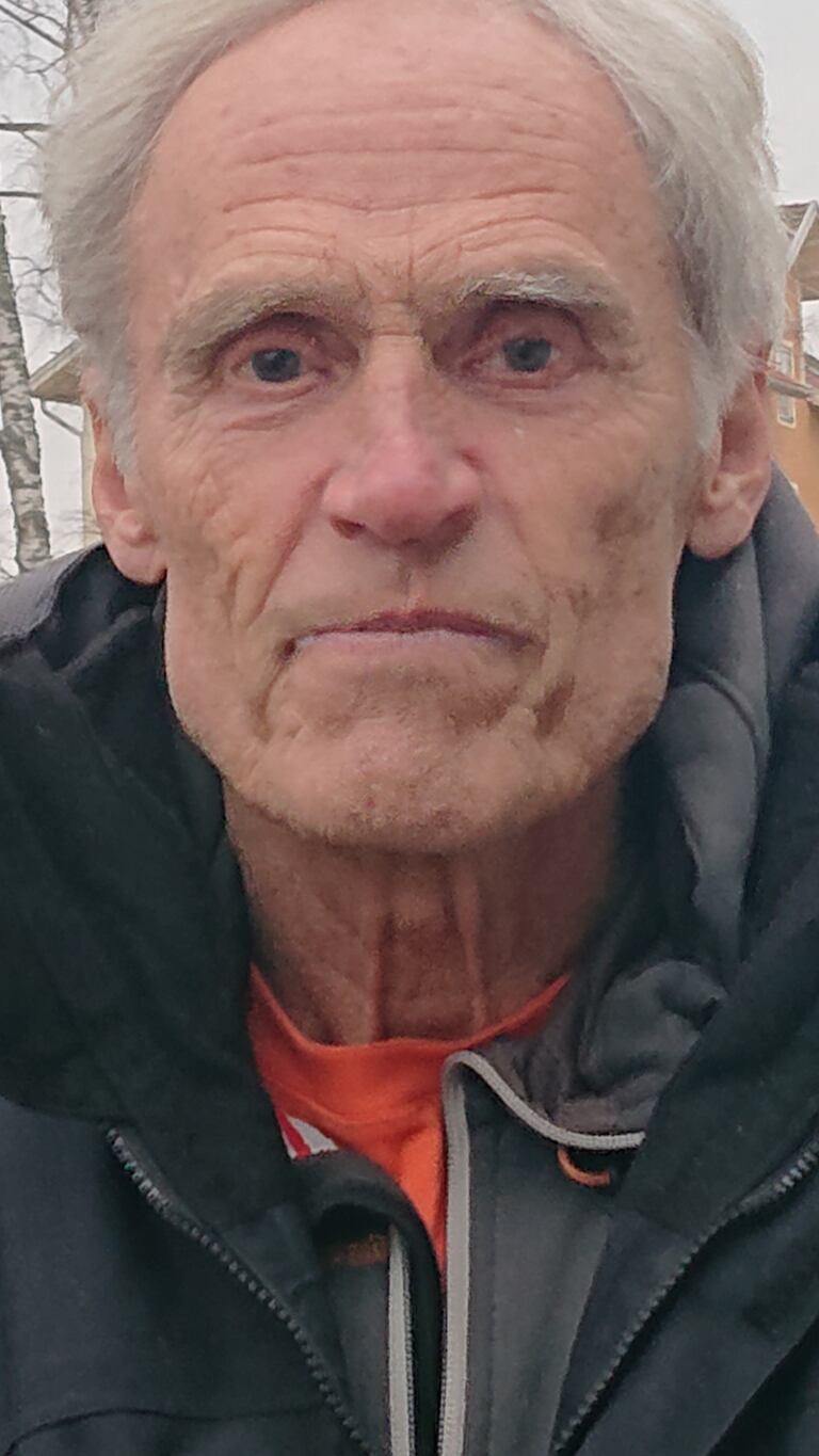 Porträttbild på gråhårig man.