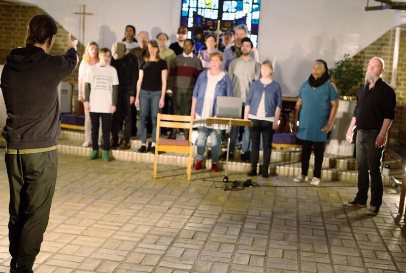 Karaktären Pojken (Robert Söderberg) utför en masskjutning mot en kyrkokör.