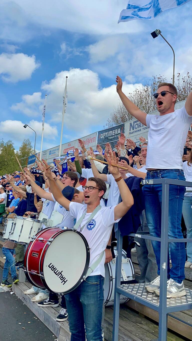 Pingstkyrkan i Värnamo ställde upp med en hejarklack då det lokala fotbollslaget kämpar för att vara kvar i Allsvenskan. Pastor Albin Karlsson var med som hejarklacksledare till den välkända sången Pärleporten.