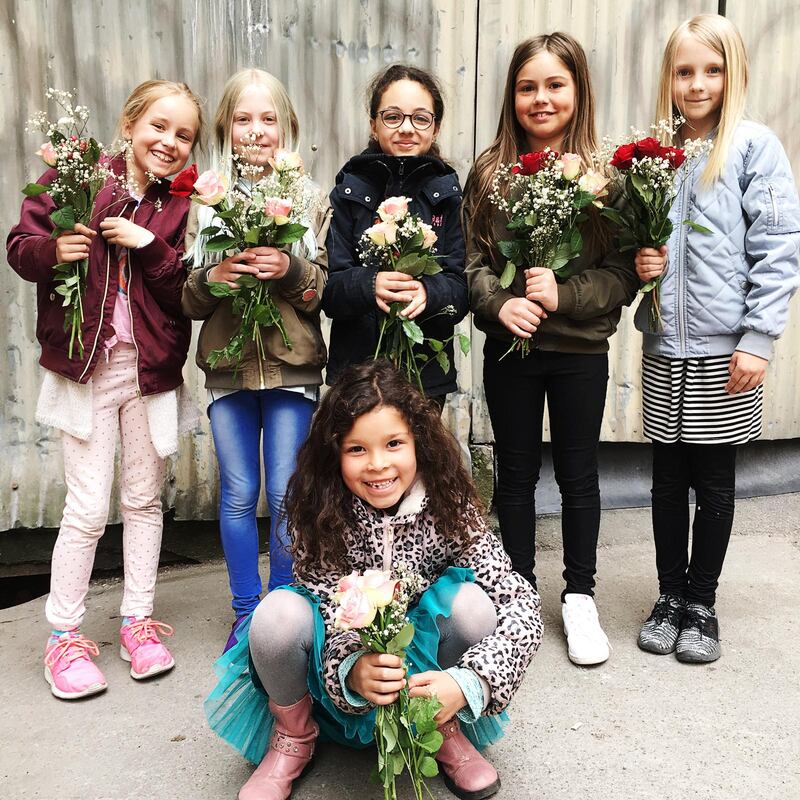 Blommor och blad. ”Framtiden är ljus och hoppfull! En ung och generös generation är på ingång!”. Det skrev barnpastor Ella-Stina Wendle på Filadelfiakyrkans Facebook-sida efter den lyckade insatsen, när ett 60-tal barn drdrog ut på stan för att sprida omtanke och generositet.