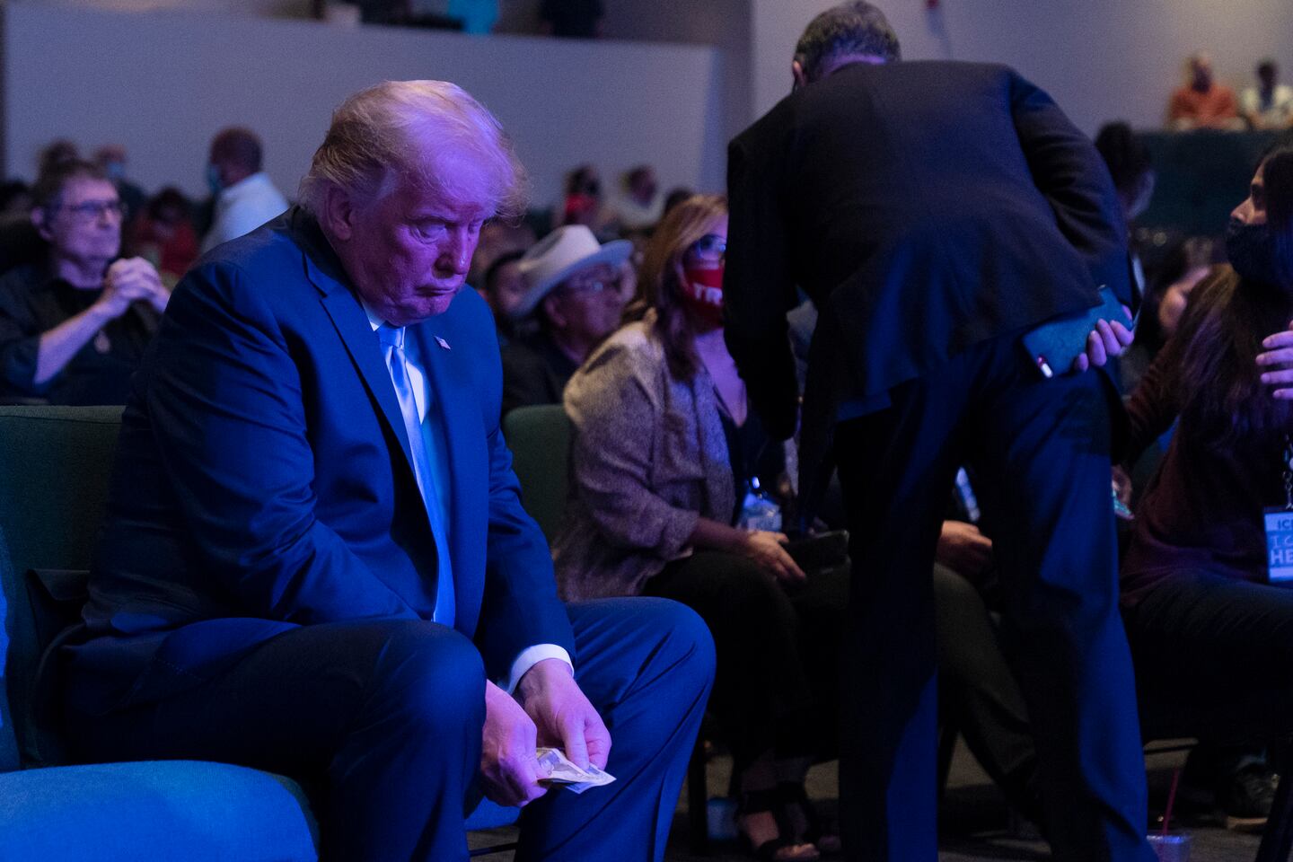 President Donald Trump förbereder sig för att ge kollekt under sitt besök i International Church of Las Vegas tidigare i oktober (AP Photo/Alex Brandon).