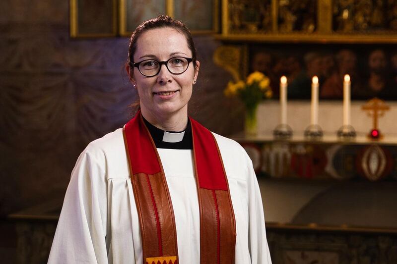 Elin Forssander predikar i den tv-sända gudstjänsten på påskdagen.