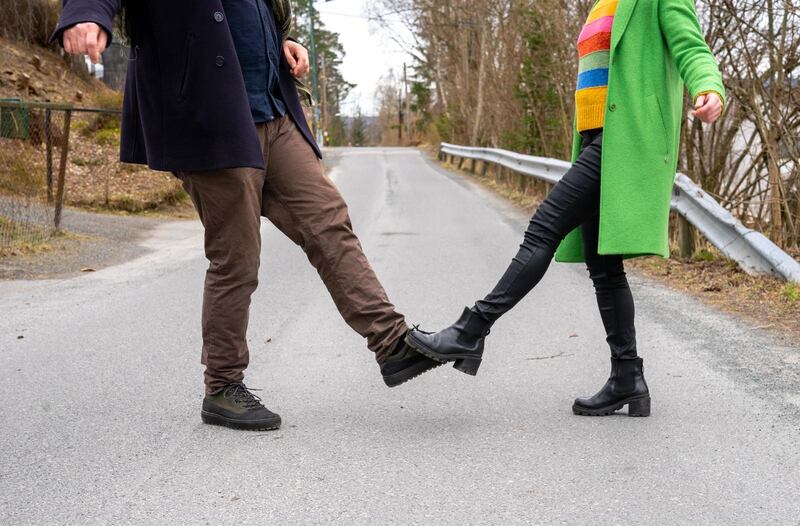 Terapeuten Laila Dahl tipsar om fem verktyg för att kunna må bra trots den rådande situationen. ”Fundera över vilka rutiner du mår bra av att hålla kvar vid i din vardag, även om du är isolerad hemma”, säger hon bland annat.