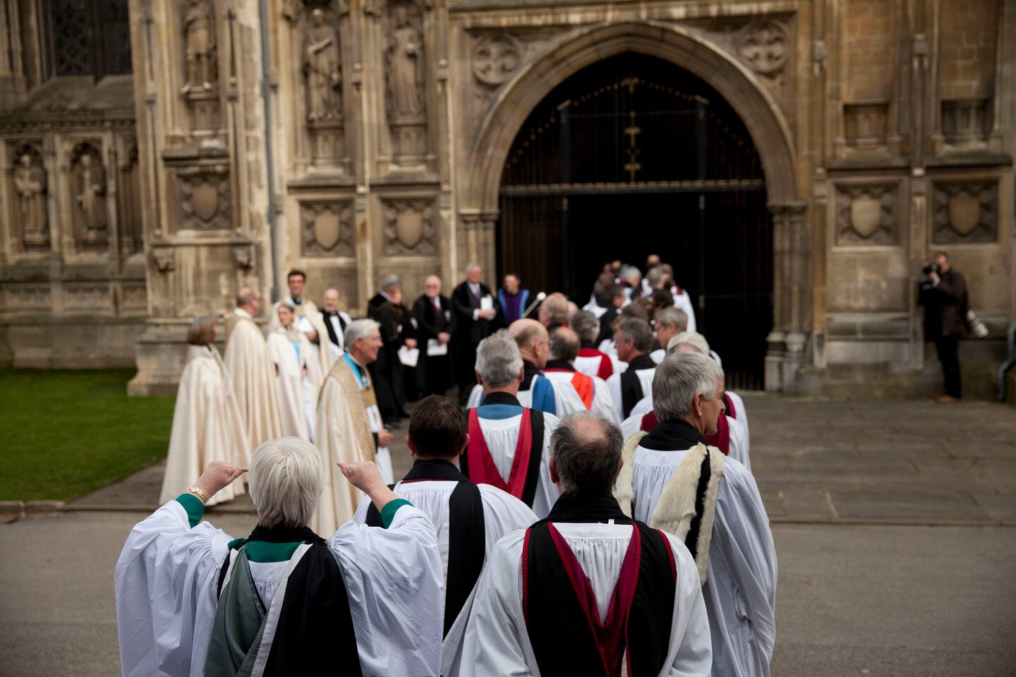 Anglikanska kyrkan i England och Wales får kritik i en ny rapport.