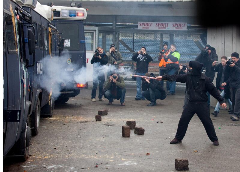 Autonoma demonstranter försökte tränga igenom polisens avspärrningar utanför Baltiska hallen i Malmö i samband med Davis cup-matchen mellan Sverige och Israel 2009.