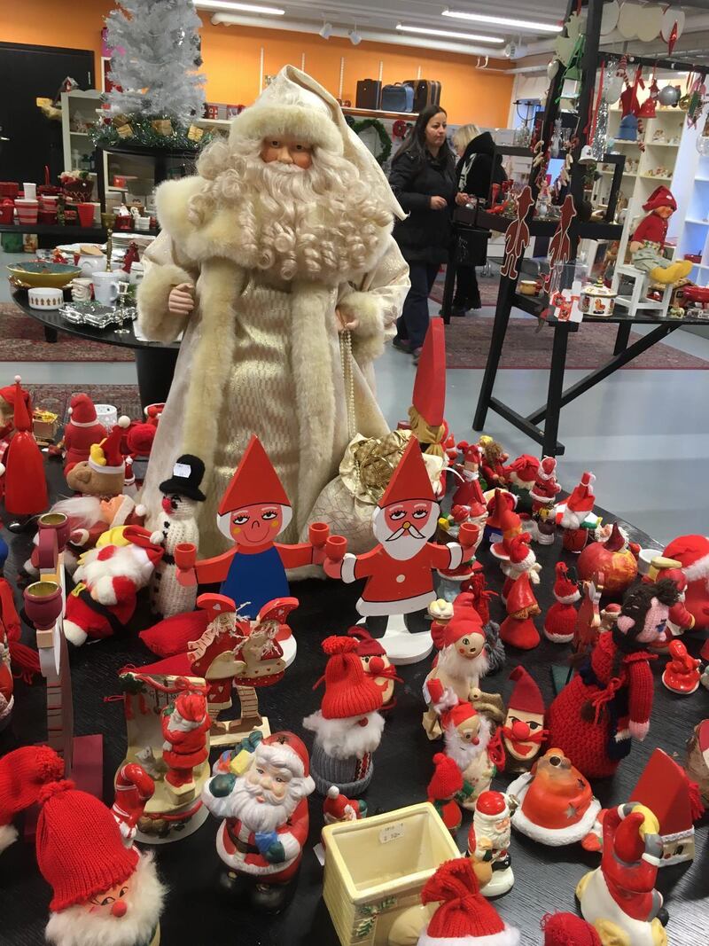 Second hand-marknaden har ett stort utbud av julsaker och annat.