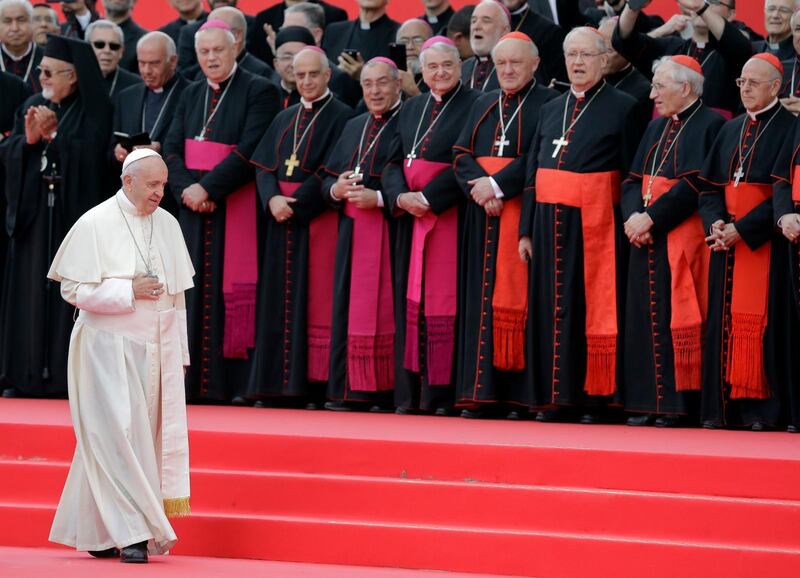 Kardinaler på rad. Påven Franciskus vandrar förbi biskopar och kardinaler i samband med 50-årsfirandet av neokatekumenatet, en av katolska kyrkans största lekmannamissionsrörelser, som initierades vid Andra Vatikankonciliet. Kardinalernas färg är röd medan biskoparna klär i purpur.
