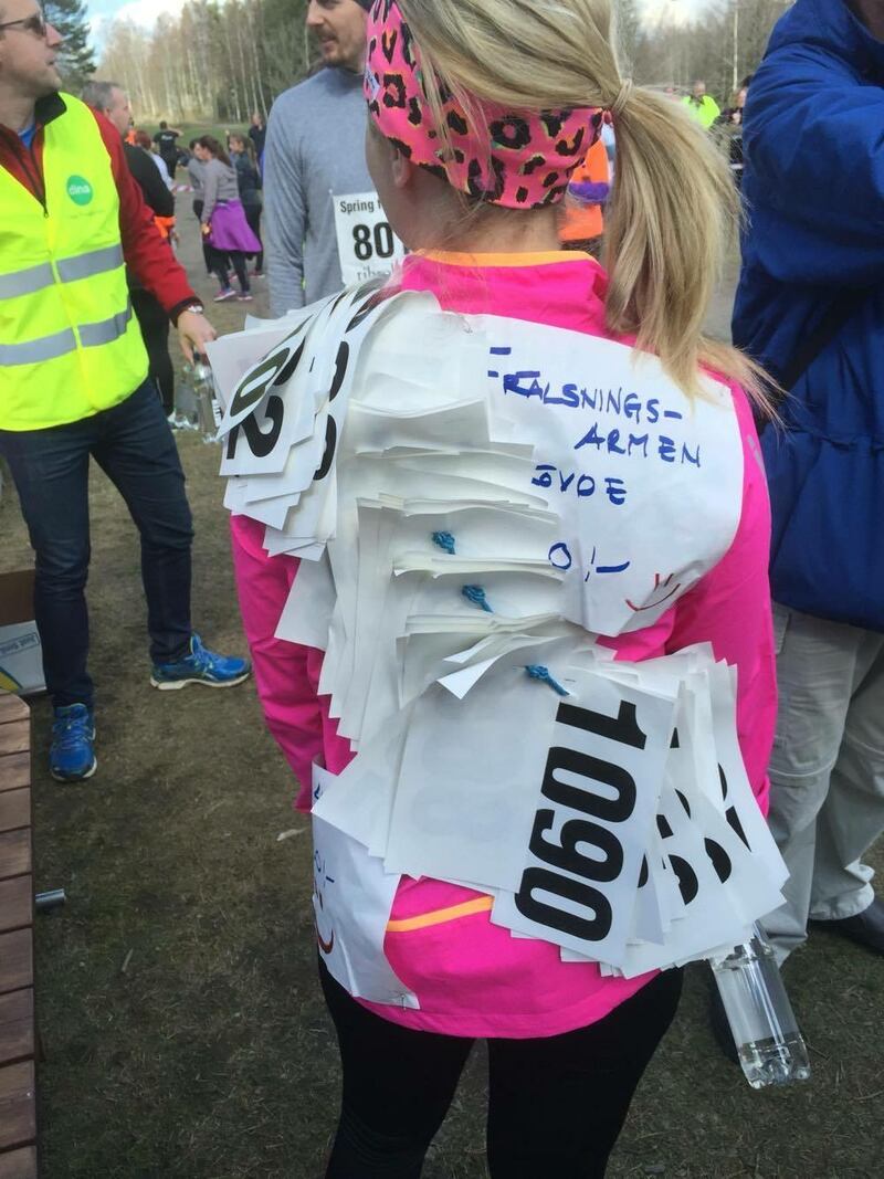 Med nummerlappar för 254 privatpersoner och två företag fästa på kroppen samlade­ Annica Thimberg in 31 400 kronor till cancerforskningen. 