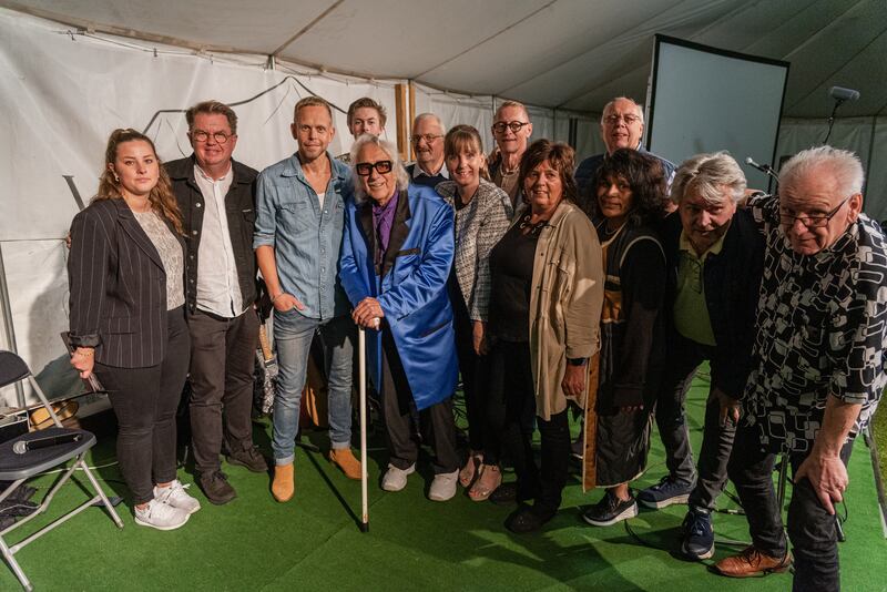 Målle Lindberg, 93, sjöng i Vekkelseteltet i Stockaryd tillsammans med Emilia Lindberg, Lindbergarna och Andreas Nielsen. (24 augusti 2023)