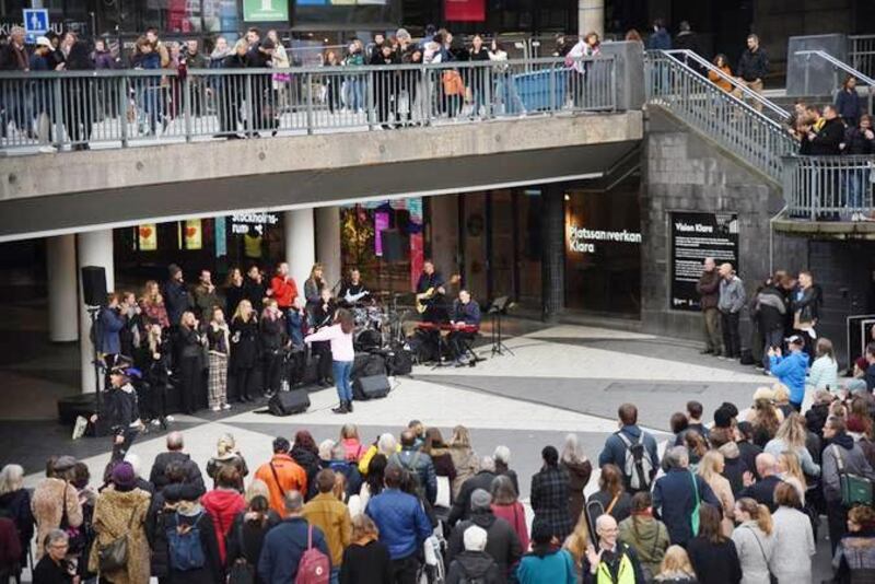 Sergels torg fylldes av lovsång under konferensen Lovsång19.