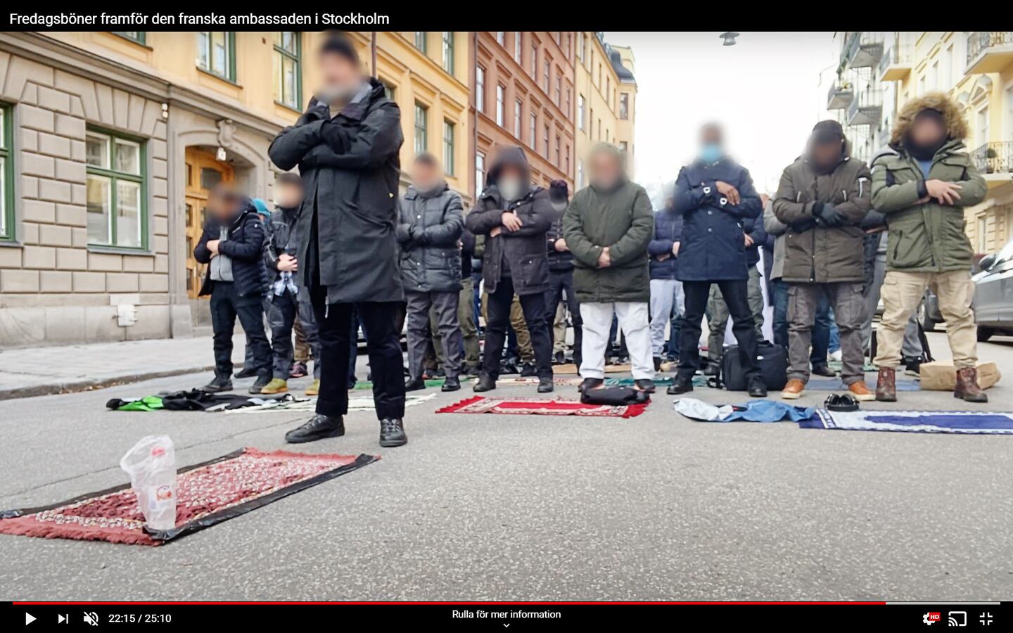 Muslimska män protesterar utanför den franska ambassaden i Stockholm.