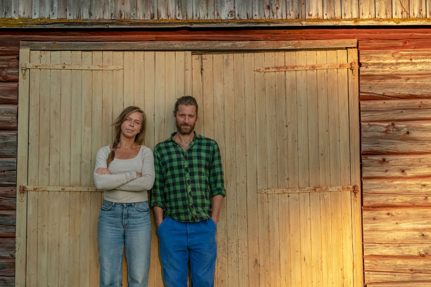 Markus och Frida Torgeby har gett ut boken "En plats på jorden", om att bygga en stuga i den jämtländska skogen, och om livet i stort.