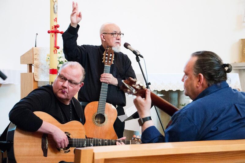 När de katolska karismatikerna samlas i Heliga Trefaldighets Katolska kyrka i Jakobsberg är hela världen representerad. Lovsång, profetior och förbön är viktiga inslag i mötet.