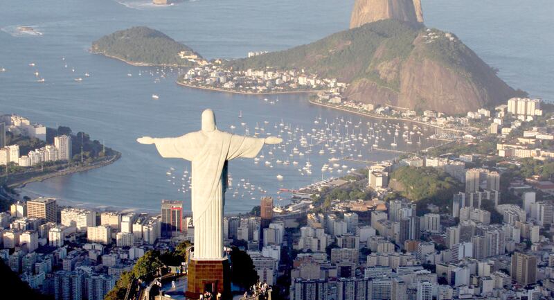 Omfamnar världen. På 710 meters höjd ligger den välkända Kristusstatyn i Rio de Janeiro, Brasilien. Den besöks varje år av miljontals turister och blev 2007 framröstad till ett av världens sju nya underverk.